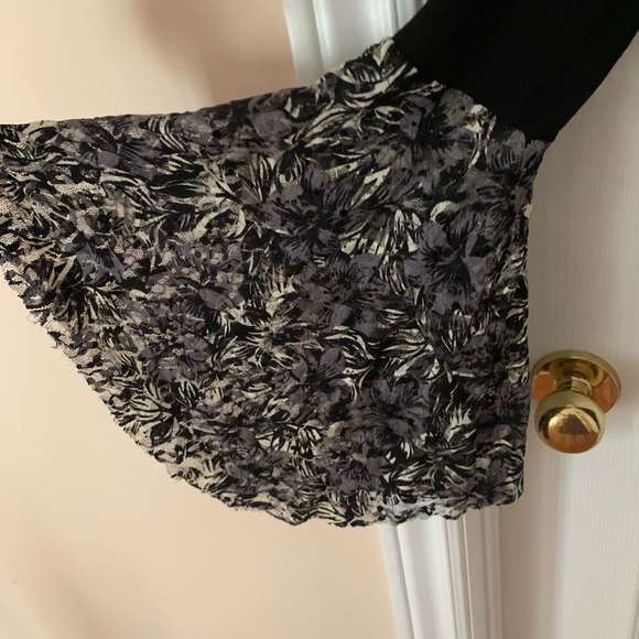 Beautiful top with bell sleeves ❤️ - Picture 3 of 4